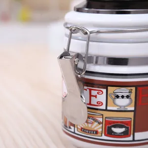 Vue détaillée d'un pot à café en céramique doté d'un fermoir en métal et d'un motif rétro.