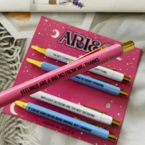 Set di penne a sfera con segno zodiacale Ariete e citazioni divertenti su cartoncino.