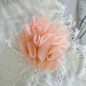 Close-up van roze mesh doucheloofah, zachte textuur badspons detailweergave voor dagelijkse wassing.