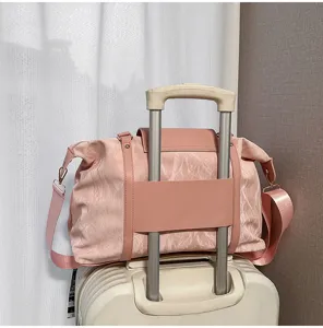 Gran bolsa de viaje rosa para mujer con correa de equipaje y bandolera ajustable