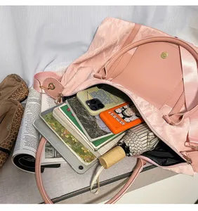 Gran bolsa de viaje rosa vista detallada que muestra el espacioso espacio de almacenamiento.