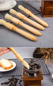 Vue détaillée de la brosse de nettoyage pour moulin à café en bois avec poils souples et doux.
