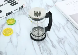 Roestvrijstalen Franse pers koffiezetapparaat detail, glazen lichaam met met fijn filter.