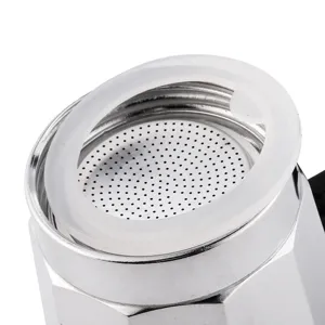 Nahaufnahme des Ersatzfilters und Dichtungsrings für Espressokocher aus Aluminium