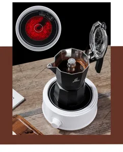 Mini estufa de cerámica eléctrica detalle con placa calefactora y cafetera moka para café.
