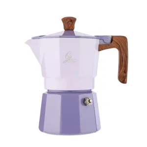 Gedetailleerd uitzicht op paarse Italiaanse mokkapot met houten handvat voor espressokoffie.