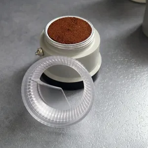 Λεπτομέρεια διανομέα καφέ moka, διαφανής δακτύλιος δοσομέτρησης για εύκολη παρασκευή.