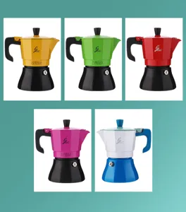 Gedetailleerd overzicht van kleurrijke Italiaanse mokkapotten in geel, groen, rood, roze en blauw.