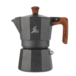 Gedetailleerde close-up van de espressopot voor op het fornuis met granieten coating.