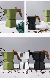 Vue détaillée de la cafetière moka italienne avec poignée en bois, machine à expresso.