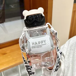Primo piano dettagliato della bottiglia d'acqua a forma di orso con gilet in silicone.