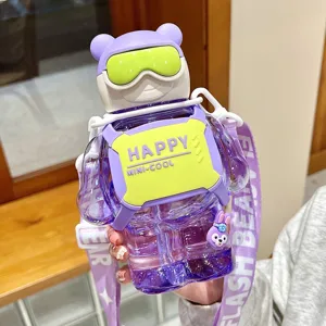Dettaglio di borraccia orso viola con cannuccia, grande tazza in plastica con tracolla.