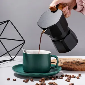 Cafetière moka à double valve expresso avec poignée en bois et ensemble tasse en céramique verte.