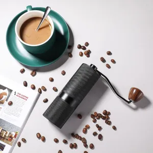 Moulin à café manuel avec meule en acier inoxydable et poignée en bois pour café frais.