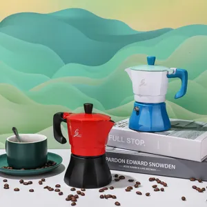 Aluminium fornuis Moka pot Italiaans koffiezetapparaat set met kopje en koffiebonen decor.