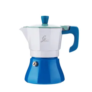 Klassieke espressomaker voor op het fornuis in wit en blauw, koffiezetapparaat voor thuis.