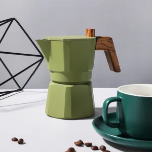 Cafetiere italienne moka verte prepare expresso avec poignee effet bois pour delicieux cafe.