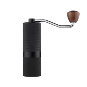 Moulin à café manuel avec corps en métal et poignée en bois pour un café fraîchement moulu