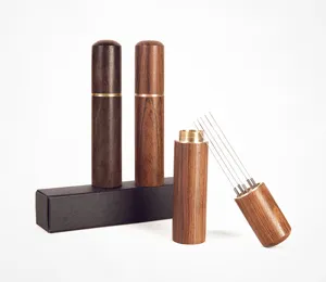 Distributore di caffe ad ago espresso strumento WDT in legno con supporto per estrazione uniforme.