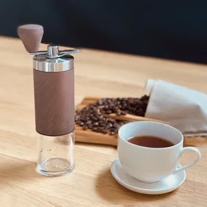 Detailansicht der manuellen Kaffeemühle mit Holzmaserung und transparentem Behälter.