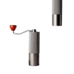 Macinacaffè manuale in acciaio inossidabile con manopola in legno per una macinatura precisa.