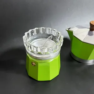 Base de cafetiere moka verte avec distributeur de cafe en verre transparent pour espresso.
