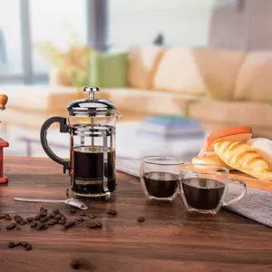 Glazen French Press koffiebereider met roestvrijstalen frame en hittebestendige kan.