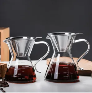 Detailansicht der hitzebeständigen Glas Kaffeekanne mit Edelstahl-Filter und Skala.