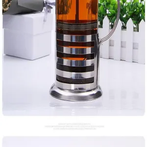 Stijlvolle glazen cafetiere koffiezetapparaat met roestvrijstalen filterhouder voor dagelijks gebruik.