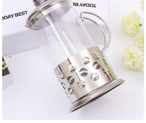 Detailopname van de heldere glazen French press koffiemaker met roestvrijstalen filter.