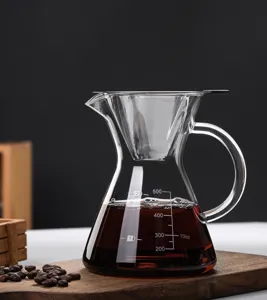 Hitzebeständige Glaskaffeekanne mit Edelstahlsieb und präzisen Skalenmarkierungen.
