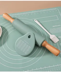 Set mattarello in silicone con tappetino da pasticceria e tabella di conversione.