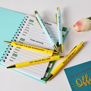 Büro-Thema lustige Kugelschreiber Set Detailaufnahme mit bunten Sprüchen und Notizbuch.