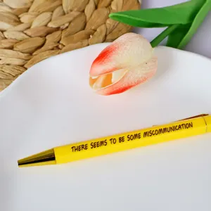 Gelber Büro-Kugelschreiber mit lustigem Zitat, flüssiges Schreiben für die Arbeit.