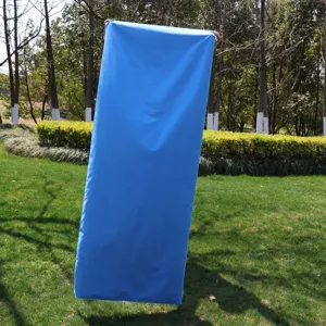Vista detallada de la toalla de playa azul para exteriores, ideal para camping y baño.