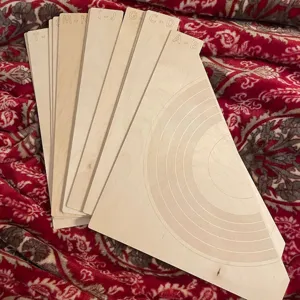 Séparateurs de disques vinyles en bois avec onglets de lettres et lignes gravées pour trier.