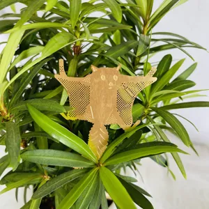 Ornement de clip de plante d'écureuil volant doré pour pots de jardin et feuillage vert.