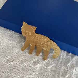 Détail de pendentif en métal animal doré, bel article de décoration maison et jardin.