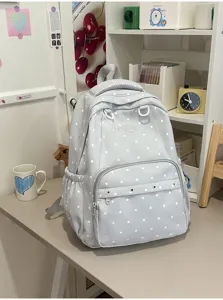 Détail en gros plan du sac à dos à pois gris clair, sac d'école en toile pour étudiant.