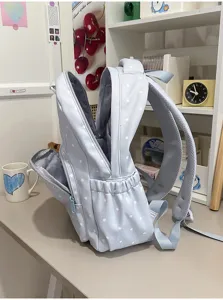 Sac à dos bleu à pois blancs, vue détaillée, cartable mignon avec grandes poches et bretelles.