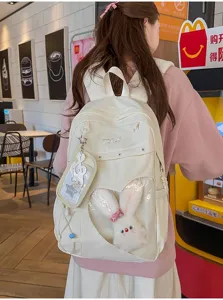 Detailansicht des süßen Canvas-Schulrucksacks mit klarem Herzfenster und Plüschhase.
