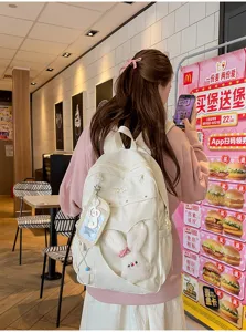 Detailansicht des weißen Schülerrucksacks mit Herz-Tasche und süßem Plüsch-Häschen.