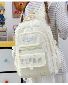 Japanischer Campus-Rucksack mit süßem Sternmuster und YIFAN-Buchstaben-Aufnäher für Schüler.