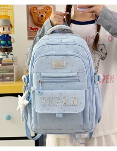 Detailansicht des hellblauen Schulrucksacks mit süßem Sternenmuster und Fronttasche.