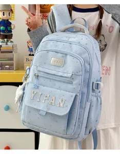 Detailaufnahme des hellblauen Studentenrucksacks im japanischen Stil mit Sternenmuster.