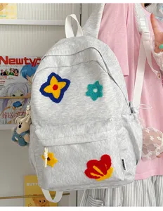 Leuke grijze casual rugzak met kleurrijke bloemenpatches voor school en dagelijks gebruik.
