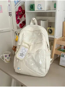 Detailansicht des ästhetischen Studenten-Canvas-Rucksacks mit transparenter Tasche und Anhänger.