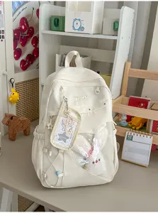 Detailansicht eines süßen weißen Canvas-Schulrucksacks mit transparentem Sichtfenster.