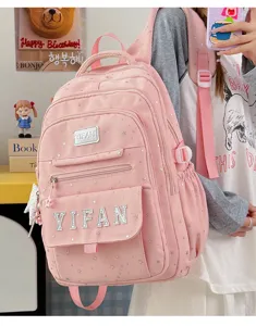 Nahaufnahme des rosa Rucksacks mit Sternenmuster, niedliches Schülertaschen Detail.