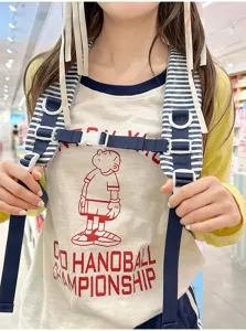 Detailansicht der blau-weiß gestreiften Schultergurte des Rucksacks mit verstellbaren Schnallen.